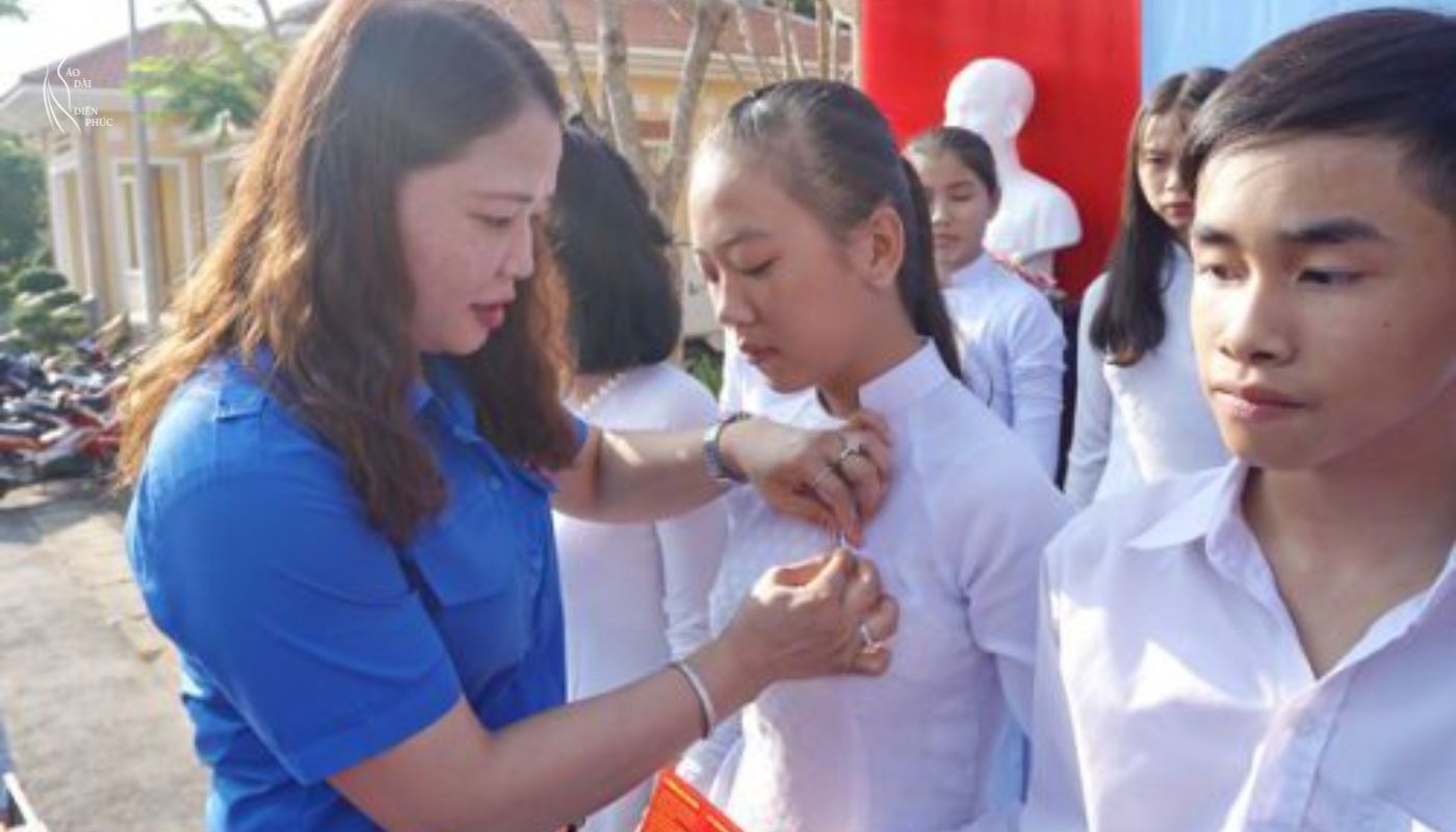 Vị trí đeo huy hiệu đoàn trên áo dài